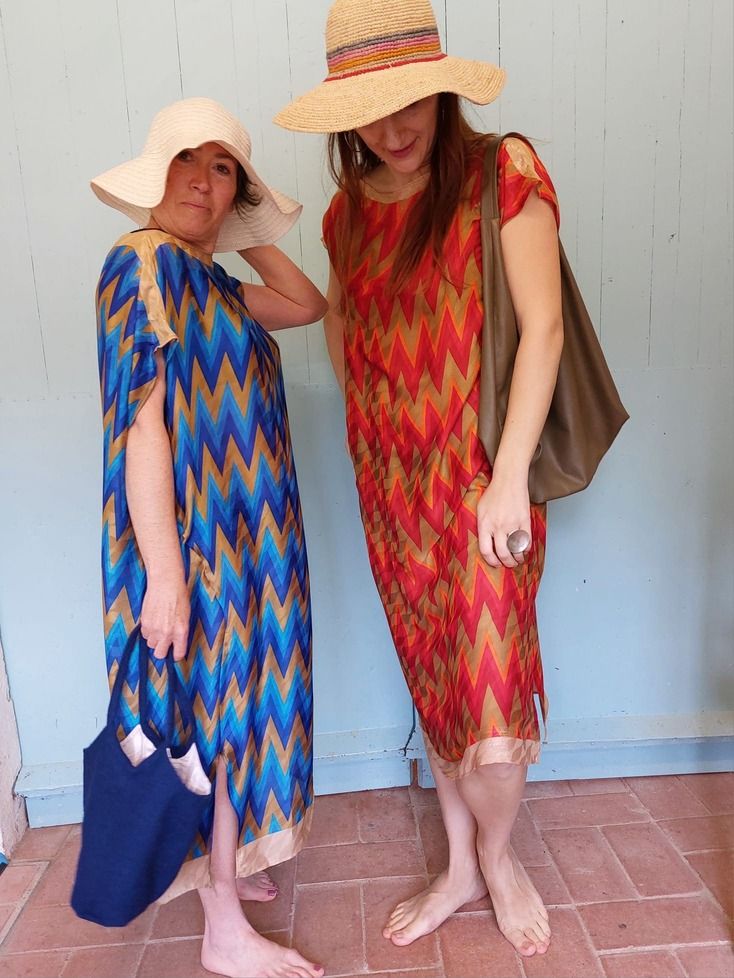 mujeres posando con vestidos de playa